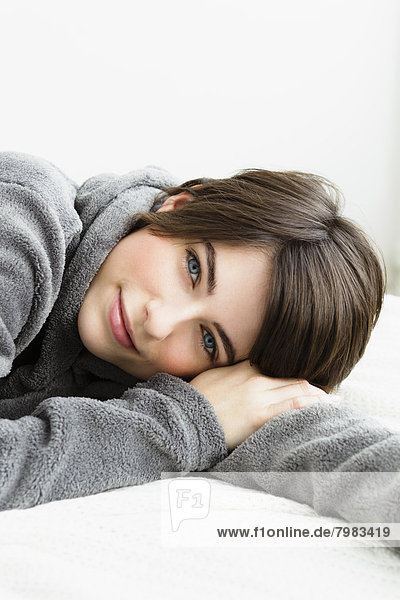 Porträt einer jungen Frau  entspannend  lächelnd