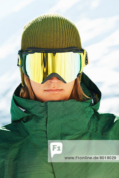 Porträt eines jungen männlichen Snowboarders