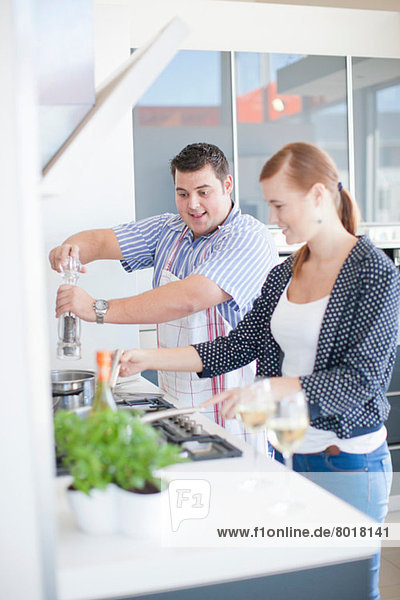 Junger Mann und Frau beim Kochen in der Küche