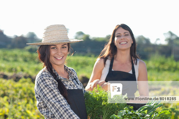 Frauen mit Gemüse vom Bauernhof