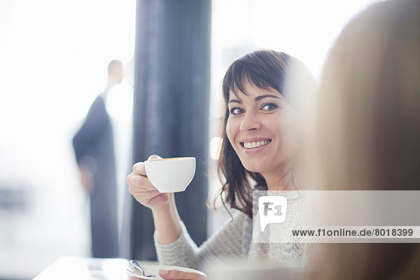 Mittlere erwachsene Frau im Café mit Kaffee