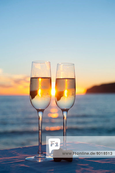 Zwei Weingläser mit Meer im Hintergrund