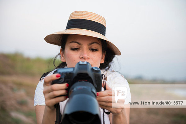 Frau mit Hut fotografiert
