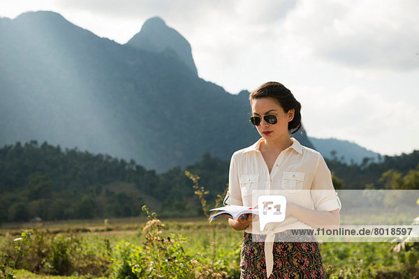 Frau liest Buch in der ländlichen Szene  Vang Vieng  Laos