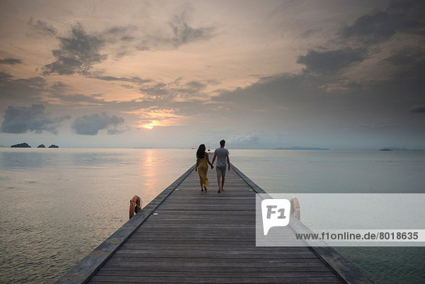 Ehepaar am Pier Taling Ngam Beach Ko Samui Thailand