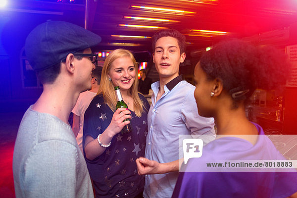Junge Leute im Nachtclub