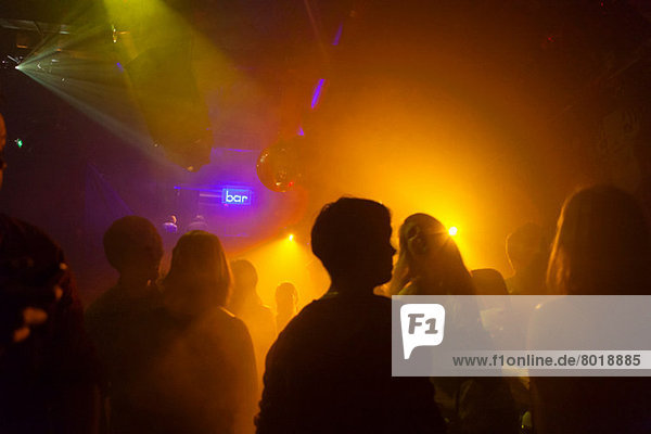 Nachtclubszene mit Volkstanz  Discokugel  Lichttechnik