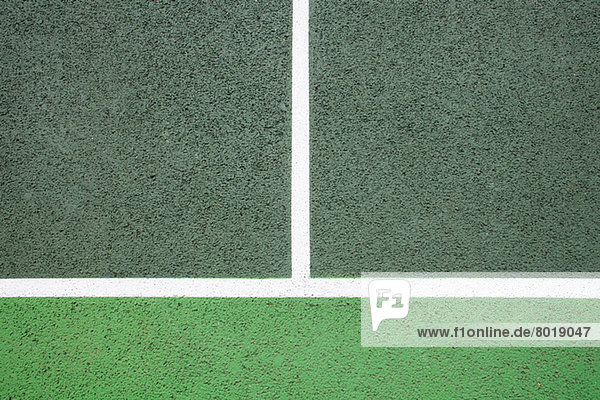 Weiße Linien auf dem Tennisplatz