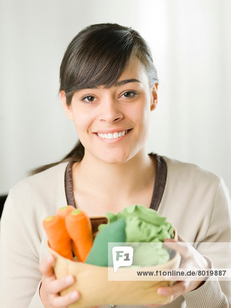 Junge Frau mit frischem Gemüse  Portrait