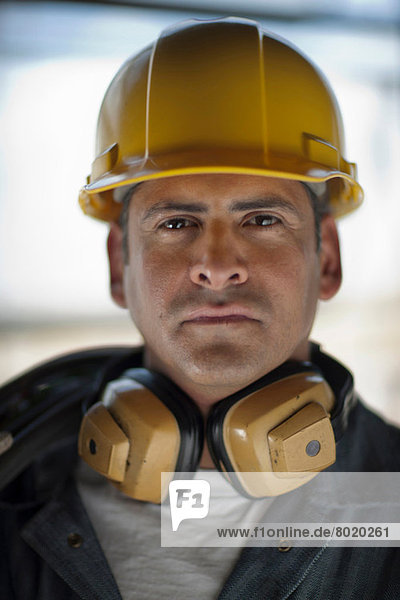 Reife Bauarbeiter mit Helm und Gehörschutz