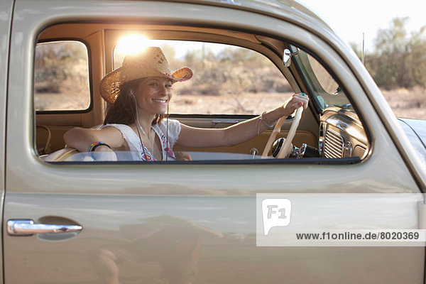 Junge Frau sitzend im Auto auf Roadtrip  Portrait