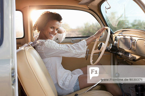 Junge Frau sitzend im Auto auf Roadtrip  Portrait