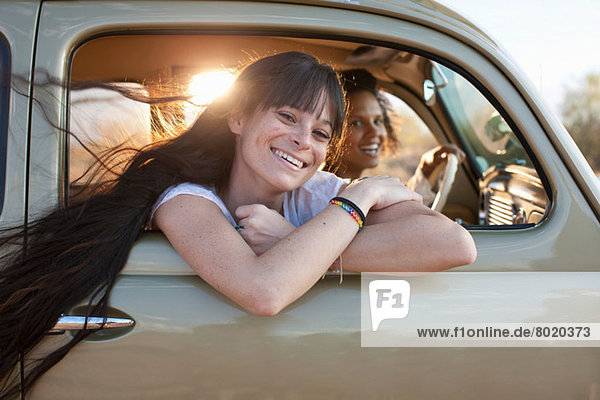 Junge Frauen  die mit dem Auto unterwegs sind  Porträt
