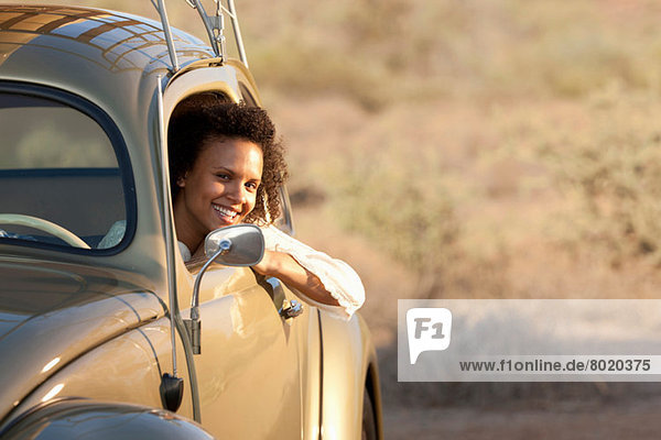 Junge Frau im Auto sitzend  Portrait