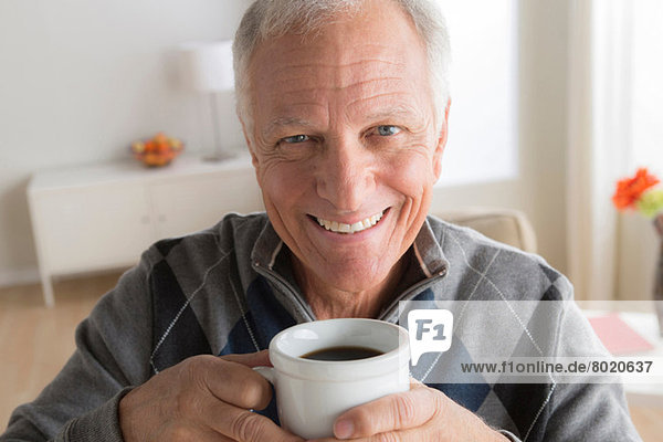 Senior Mann mit Tasse Kaffee