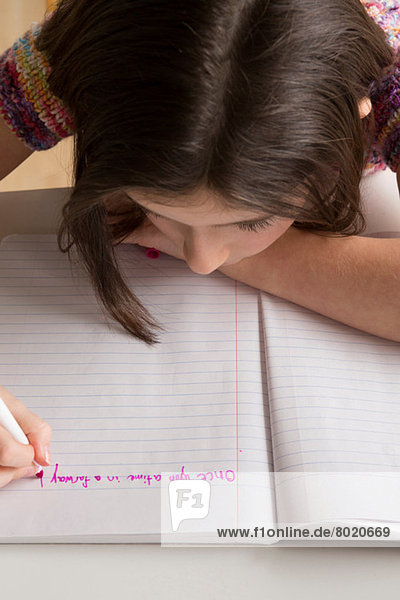 Mädchenschrift in rosa Filzstift im Notizbuch