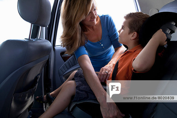 Mutter Befestigung Kind Sicherheitsgurt im Auto