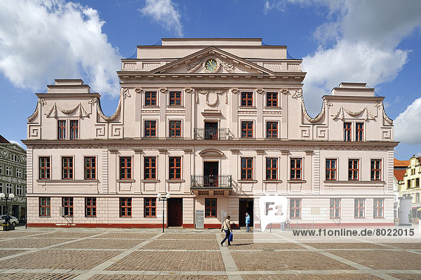 Das klassizistische Güstrower Rathaus  1890 gebaut  Marktplatz