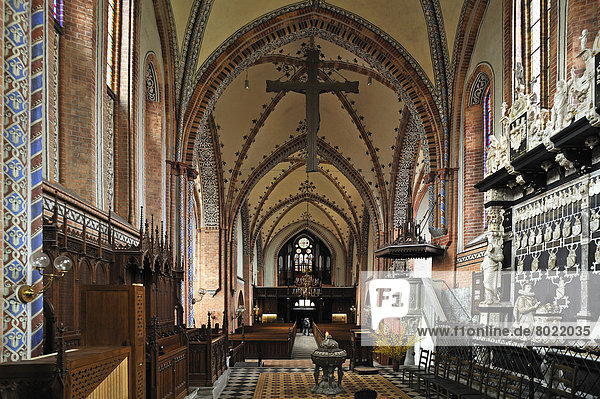 'Deckengewölbe mit Altar  rechts das ''Ulrichmonument'' von 1587  im Dom zu Güstrow  geweiht 1335'