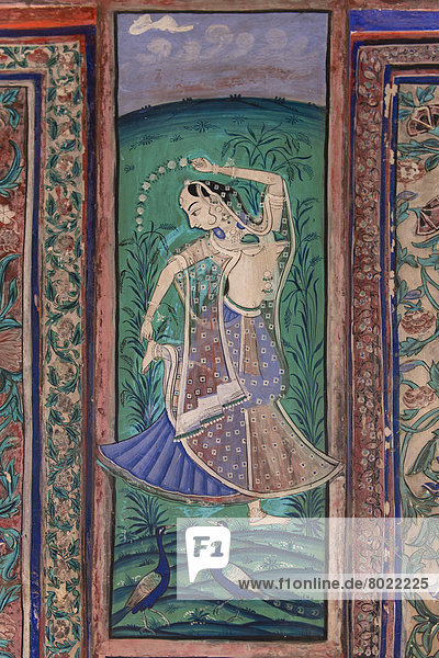 Tanzende Frau mit zwei Pfauen  Wandgemälde oder Fresko aus Naturfarben aus der Malschule Bundikalam  Chitrashala oder Pavillon der Gemälde  Garh-Palast