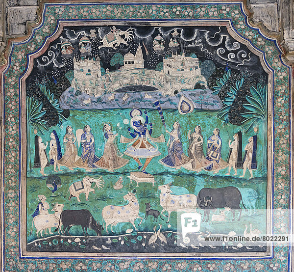 Hirtengott Krishna vollbringt Wunder und hebt den Berg Govardhan in die Höhe  Wandgemälde oder Fresko aus Naturfarben aus der Malschule Bundikalam  Chitrashala oder Pavillon der Gemälde  Garh-Palast