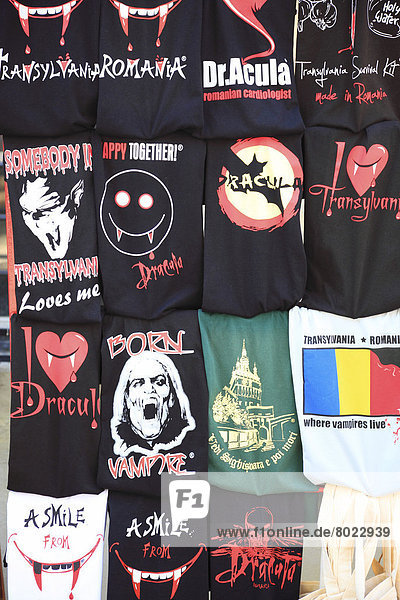 T-Shirts mit Dracula-Motiven und Vampir-Motiven in einem Souvenirladen