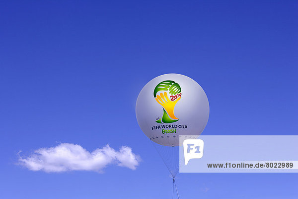 Fesselballon mit FIFA Logo der Fußball-Weltmeisterschaft 2014 in Brasilien