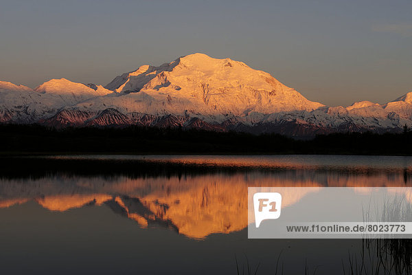 Mt. McKinley im Abendrot spiegelt sich im Reflection Pond