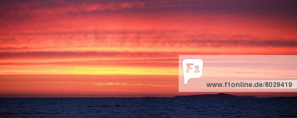 nahe  glühend  Glut  Sonnenuntergang  gelb  Himmel  über  rot  Spur  Ballyconneely  Bucht