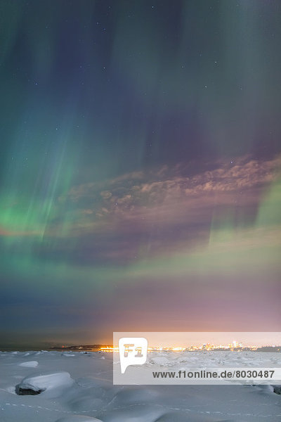 Skyline  Skylines  Winter  Amerika  Nacht  folgen  Beleuchtung  Licht  über  Küste  grün  Großstadt  Ansicht  Verbindung  glänzen  Polarlicht  Alaska  Anchorage  Schnee