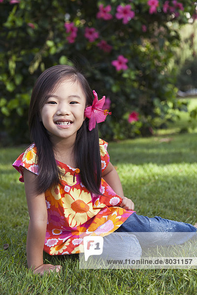 sitzend  Tropisch  Tropen  subtropisch  Portrait  Amerika  Blume  pink  jung  Verbindung  Gras  Mädchen  Haar  Hawaii  Honolulu  Oahu
