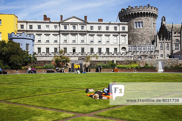 Außenaufnahme  Dublin  Hauptstadt  Fröhlichkeit  Palast  Schloß  Schlösser  Rasen