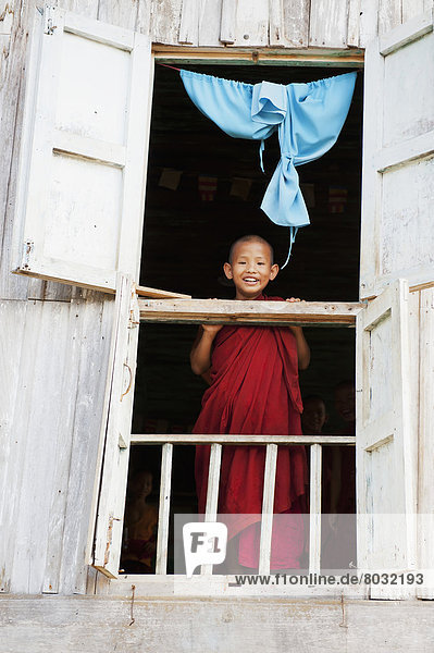 Fenster  hinaussehen  Myanmar  jung  Mönch  Shan Staat