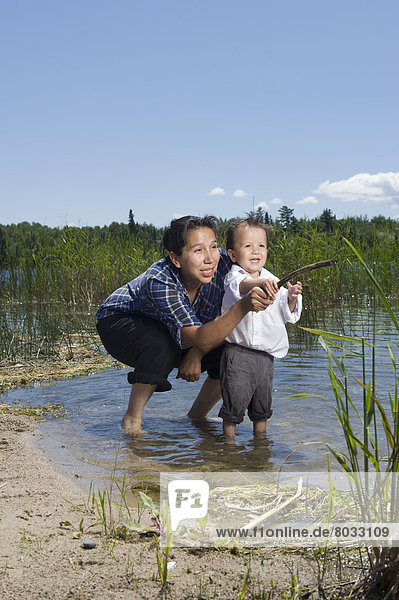 stehend Wasser Fischschwarm Sohn See seicht amerikanisch Ethnisches Erscheinungsbild Mutter - Mensch Ontario