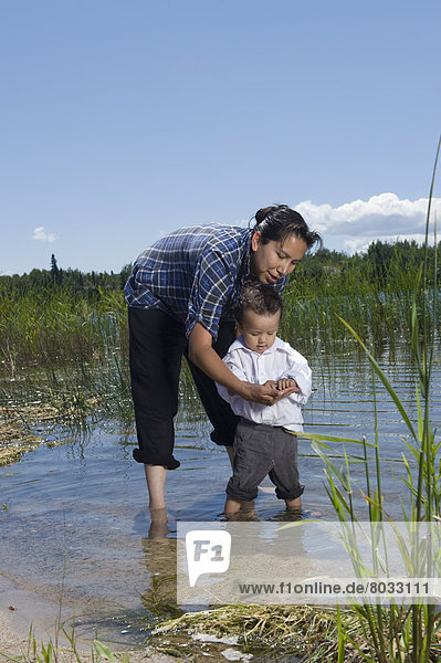 stehend  Wasser  Fischschwarm  Sohn  See  seicht  amerikanisch  Ethnisches Erscheinungsbild  Mutter - Mensch  Ontario