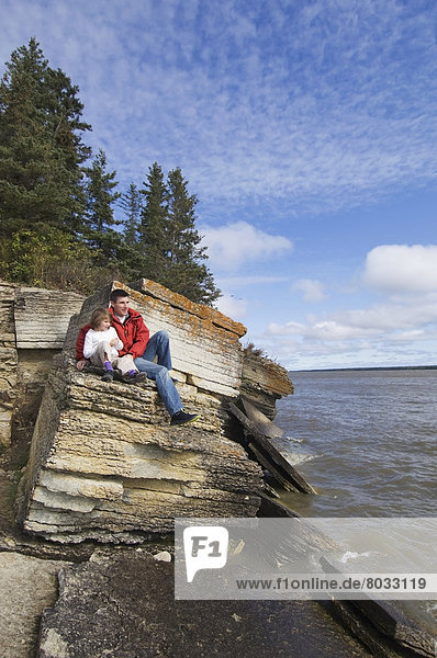Menschlicher Vater unterhalb See Meer Insel jung Tochter glatt Hecla-Grindstone Provincial Park Kanada Kalkstein Manitoba Million Winnipeg
