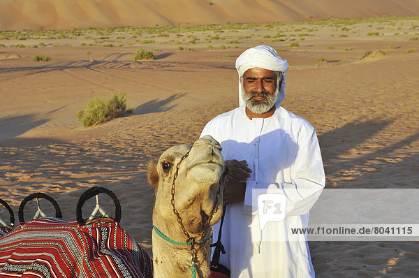 Führung  Anleitung führen  führt  führend  Vereinigte Arabische Emirate  VAE  Wüste  Kamel