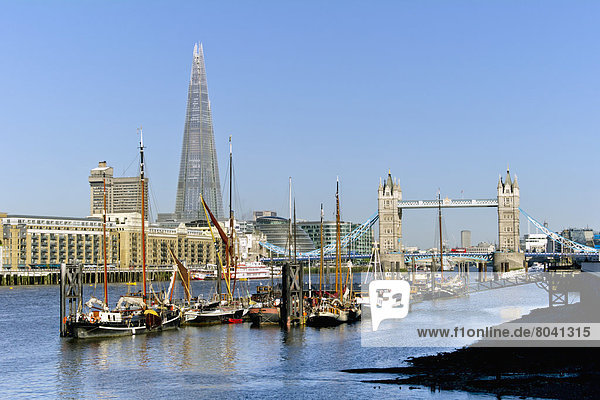 Blick auf Segelboote auf Themse mit Tower Bridge im Hintergrund  London  Großbritannien