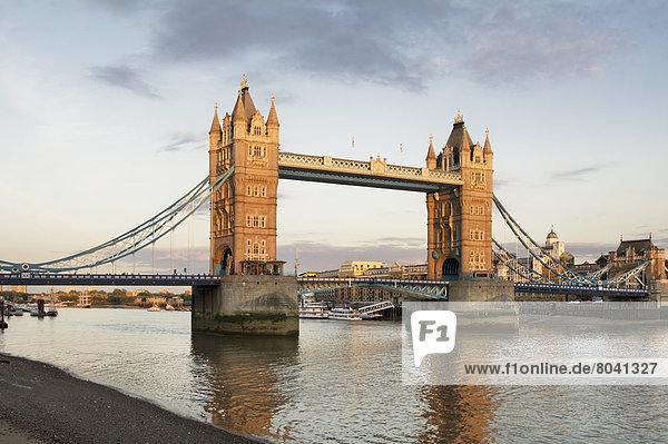 Blick auf Tower Bridge über Thames  London  Großbritannien