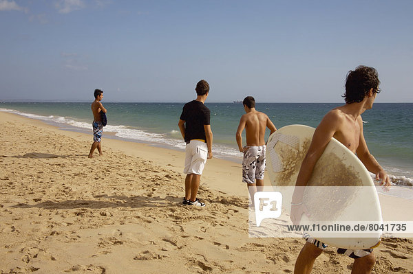 Lissabon  Hauptstadt  Mann  Strand  jung  Holzbrett  Brett  Portugal  Wellenreiten  surfen