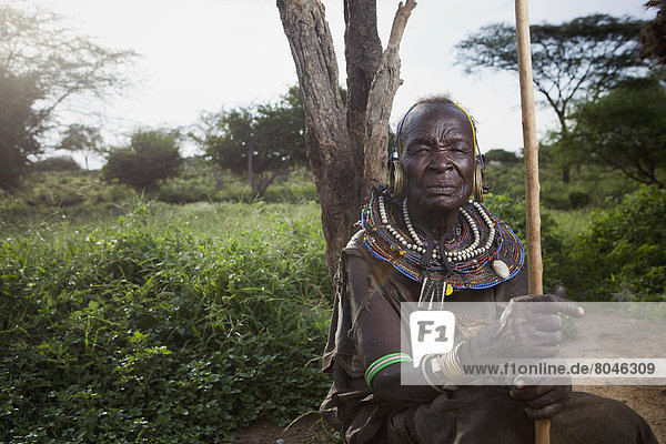Senior Senioren Portrait Frau Kleidung Tradition Rift Valley Kenia Kenia Volksstamm Stamm