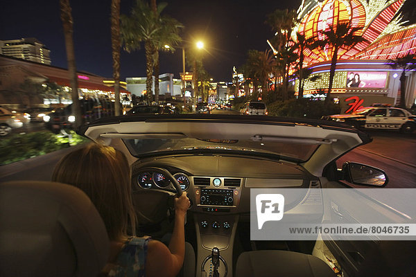 Vereinigte Staaten von Amerika  USA  Frau  Auto  Cabrio  Nacht  fahren  Neonlicht  Beleuchtung  Licht  Nevada  jung  unterhalb  Las Vegas  Prachtstraße
