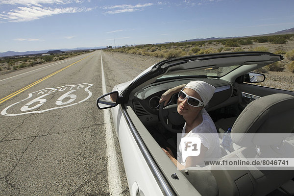 Vereinigte Staaten von Amerika  USA  Frau  Auto  Cabrio  fahren  Wüste  jung  vorwärts  Richtung  Kalifornien