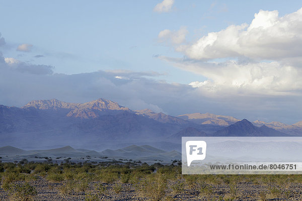 Vereinigte Staaten von Amerika  USA  Berg  flach  Düne  Death Valley Nationalpark  Kalifornien