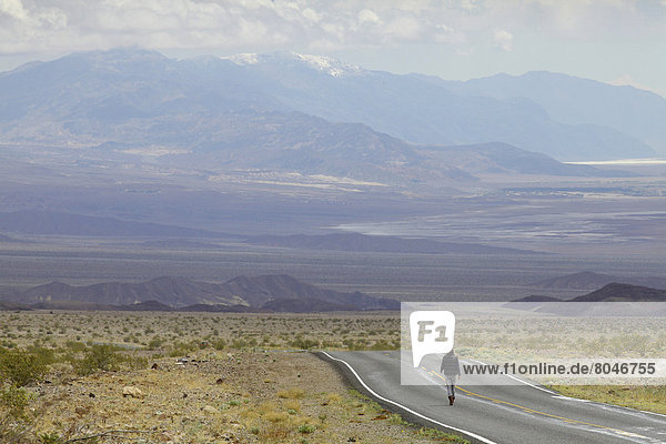 Vereinigte Staaten von Amerika  USA  leer  stehend  Frau  Fernverkehrsstraße  Wüste  jung  Death Valley Nationalpark  Kalifornien