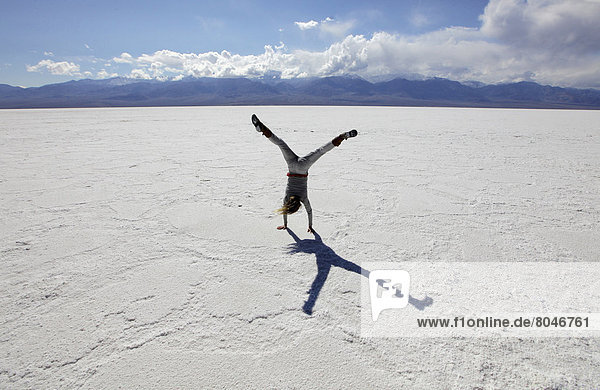 Vereinigte Staaten von Amerika  USA  Frau  Radschlag  jung  Death Valley Nationalpark  Kalifornien  Speisesalz  Salz