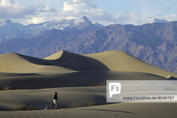 Vereinigte Staaten von Amerika  USA  Frau  Berg  rennen  Hintergrund  Sand  jung  flach  Düne  Death Valley Nationalpark  Kalifornien
