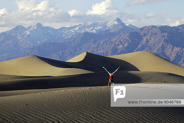 Vereinigte Staaten von Amerika  USA  Frau  Berg  Hintergrund  Sand  Radschlag  jung  flach  Düne  Death Valley Nationalpark  Kalifornien