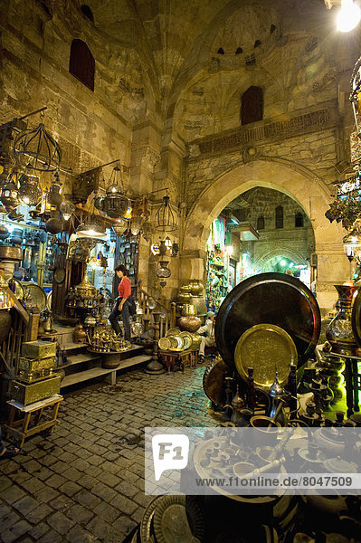 Messestand  Kairo  Hauptstadt  Frau  bedecken  Nacht  kaufen  Eingang  Ägypten