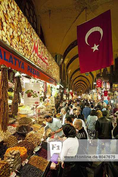Truthuhn  Blumenmarkt  Mensch  Menschen  Frucht  kaufen  Nuss  getrocknet  Istanbul  Türkei